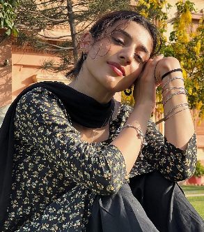 ان کی سرپرست کوئی اور نہیں بلکہ سینیئر ڈرامہ آرٹسٹ نوید شہزاد ہیں: شیربانو