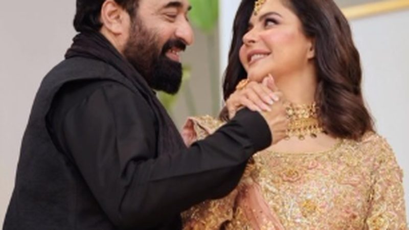 اہلیہ کو بوسہ دینے کی تصویر شیئر کرنے پر یاسر نواز کو تنقید کا سامنا