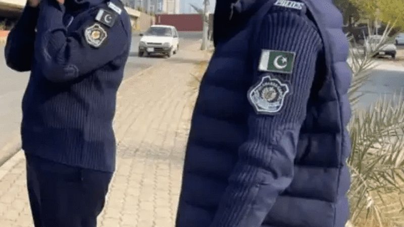 اسلام آباد خواتین پولیس اہلکاروں کا بائیک رائیڈر پر تشدد