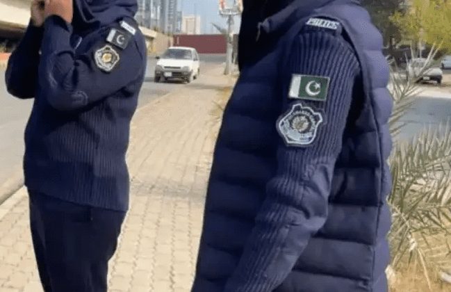 اسلام آباد خواتین پولیس اہلکاروں کا بائیک رائیڈر پر تشدد
