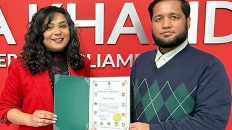 کینیڈاکا پاکستانی پوڈکاسٹر کو آفیشل پِن اور سرٹیفکیٹ کا اعزاز
