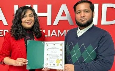 کینیڈاکا پاکستانی پوڈکاسٹر کو آفیشل پِن اور سرٹیفکیٹ کا اعزاز
