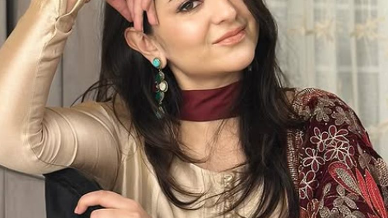 اداکارہ یمنیٰ زیدی کی قطر کے صحرا میں موج مستیاں
