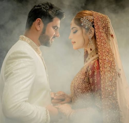 نیلم منیر کی شوہر کو بوسہ دینے سے روکنے کی ویڈیو وائرل