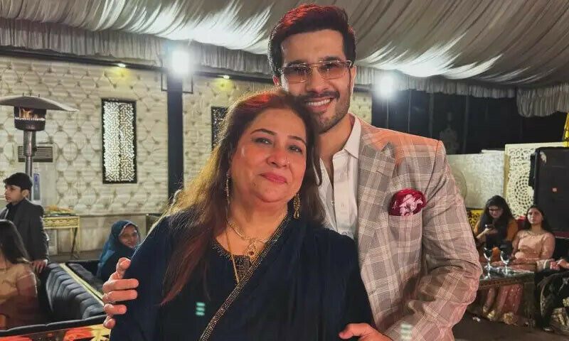 فیروز خان کی سابق اہلیہ نے تشدد کے جھوٹے الزامات لگائے: والدہ