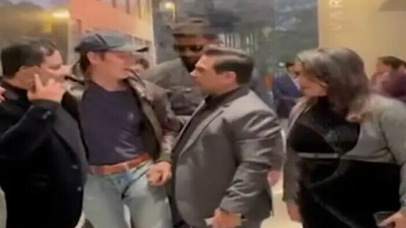 معمر رانا کی لڑ کھڑانے اور دوسروں کے سہارے چلنے کی ویڈیو وائرل