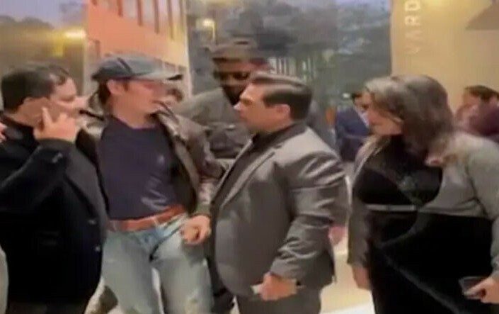 معمر رانا کی لڑ کھڑانے اور دوسروں کے سہارے چلنے کی ویڈیو وائرل