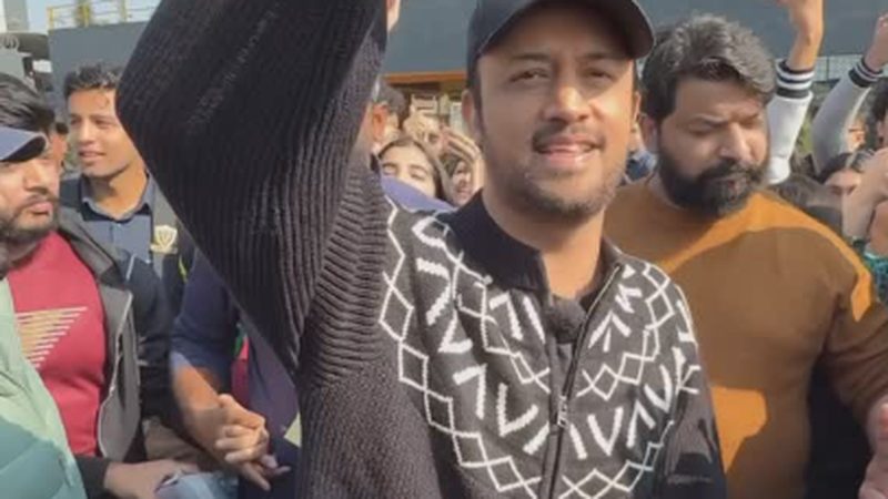عاطف اسلم نےیونیورسٹی ٹیچر بن کر طالب علموں کو سرپرائز