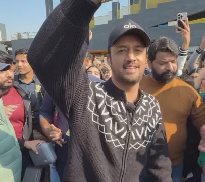 عاطف اسلم نےیونیورسٹی ٹیچر بن کر طالب علموں کو سرپرائز