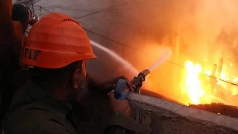 ملتان:  گیس سے بھرا باؤزر پھٹنے سے 5 افراد جاں بحق، 31 زخمی