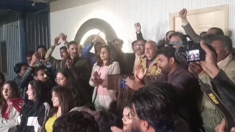 متنازع پیکا ایکٹ بل کی منظوری: اسلام آباد پریس کلب کے باہر صحافیوں کا احتجاج