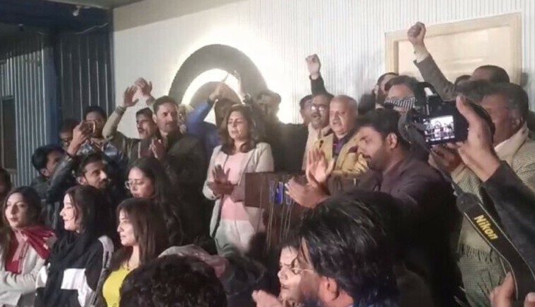 متنازع پیکا ایکٹ بل کی منظوری: اسلام آباد پریس کلب کے باہر صحافیوں کا احتجاج