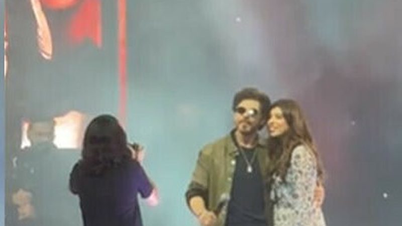 شاہ رخ خان کی پاکستانی مداح خاتون سے گلے ملنے کی ویڈیو وائرل