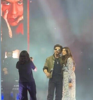 شاہ رخ خان کی پاکستانی مداح خاتون سے گلے ملنے کی ویڈیو وائرل