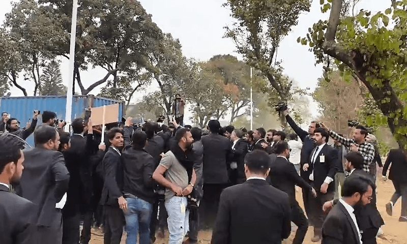 اسلام آباد: احتجاج کرنے والے وکلا واپس روانہ، ریڈ زون کے راستے کھل گئے