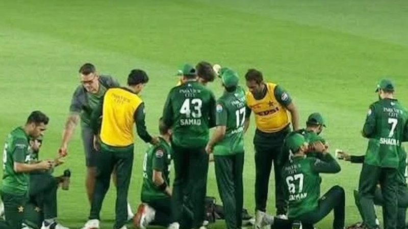 قومی ٹیم کے کھلاڑیوں  میدان میں روزہ افطار