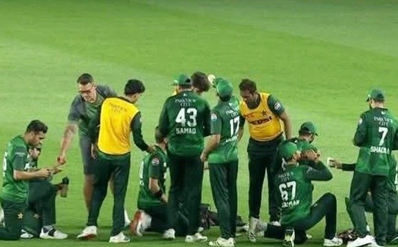 قومی ٹیم کے کھلاڑیوں  میدان میں روزہ افطار