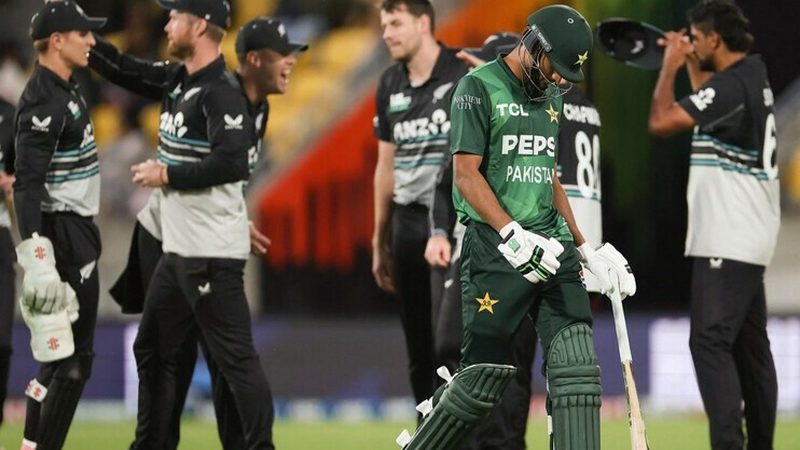 پانچواں ٹی 20:  پاکستان کو 8 وکٹوں سے شکست