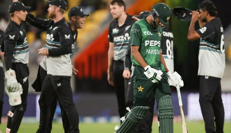 پانچواں ٹی 20:  پاکستان کو 8 وکٹوں سے شکست