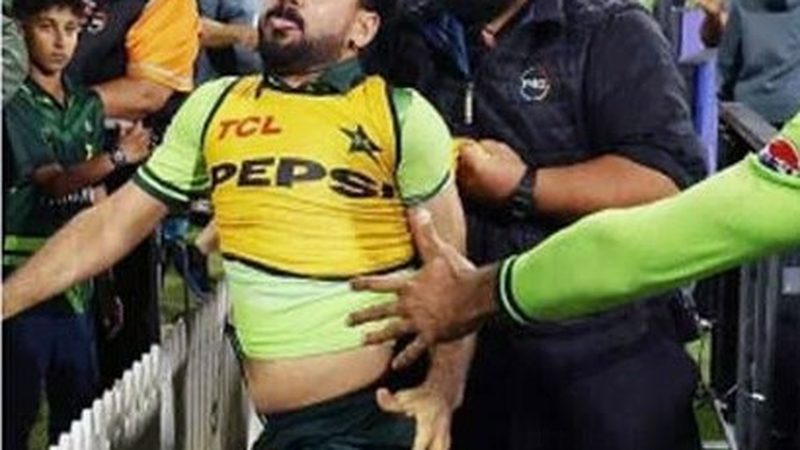 افغان شائقین کی خوشدل شاہ سے ہاتھا پائی