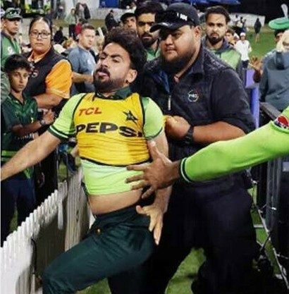 افغان شائقین کی خوشدل شاہ سے ہاتھا پائی