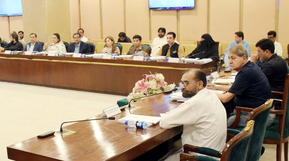 عمرایوب کا ایک بار پھر تلخ جملوں کا تبادلہ