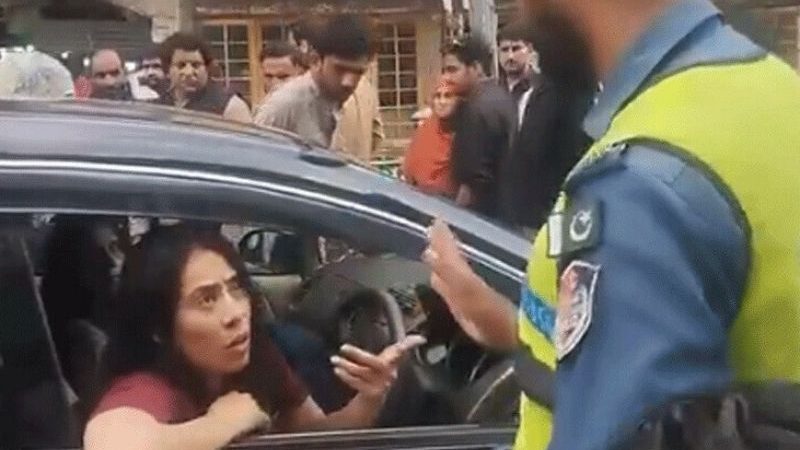 خاتون ڈرائیور اور پولیس اہلکار میں تلخ کلامی