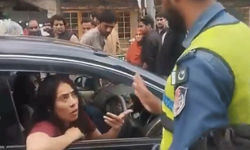خاتون ڈرائیور اور پولیس اہلکار میں تلخ کلامی