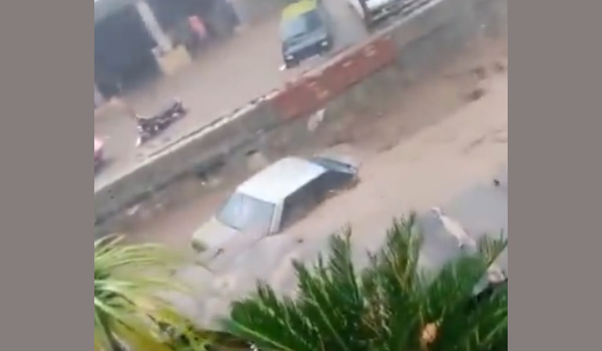 اسلام آباد برساتی نالے میں گاڑیاں بھی بہنے لگیں