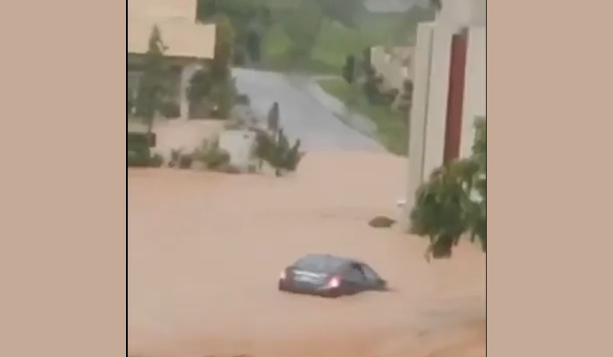 DHA میں گاڑی سیلابی ریلے میں بہہ گئی