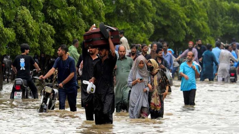 کراچی کی سڑکوں سے پانی کی نکاسی تاحال نہیں ہوسکی