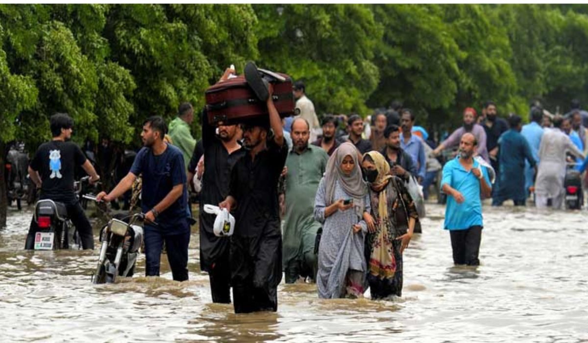 کراچی کی سڑکوں سے پانی کی نکاسی تاحال نہیں ہوسکی