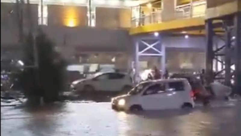 کراچی میں بارشوں سے سیلابی صورتحال، فوج طلب