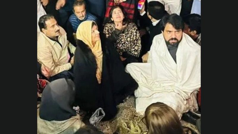 بانی پی ٹی آئی کی بہنوں کا دھرنا جاری
