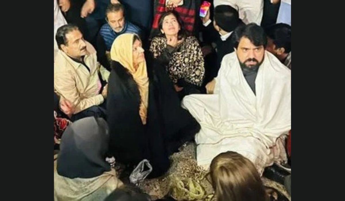 بانی پی ٹی آئی کی بہنوں کا دھرنا جاری