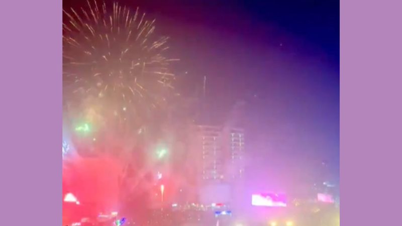 آتش بازی اور جوش و خروش سے سال نو 2026 کا استقبال