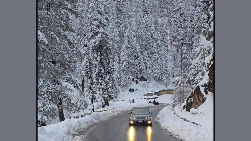 تیز ہواؤں کے ساتھ بارش پہاڑوں پر برفباری کا سلسلہ