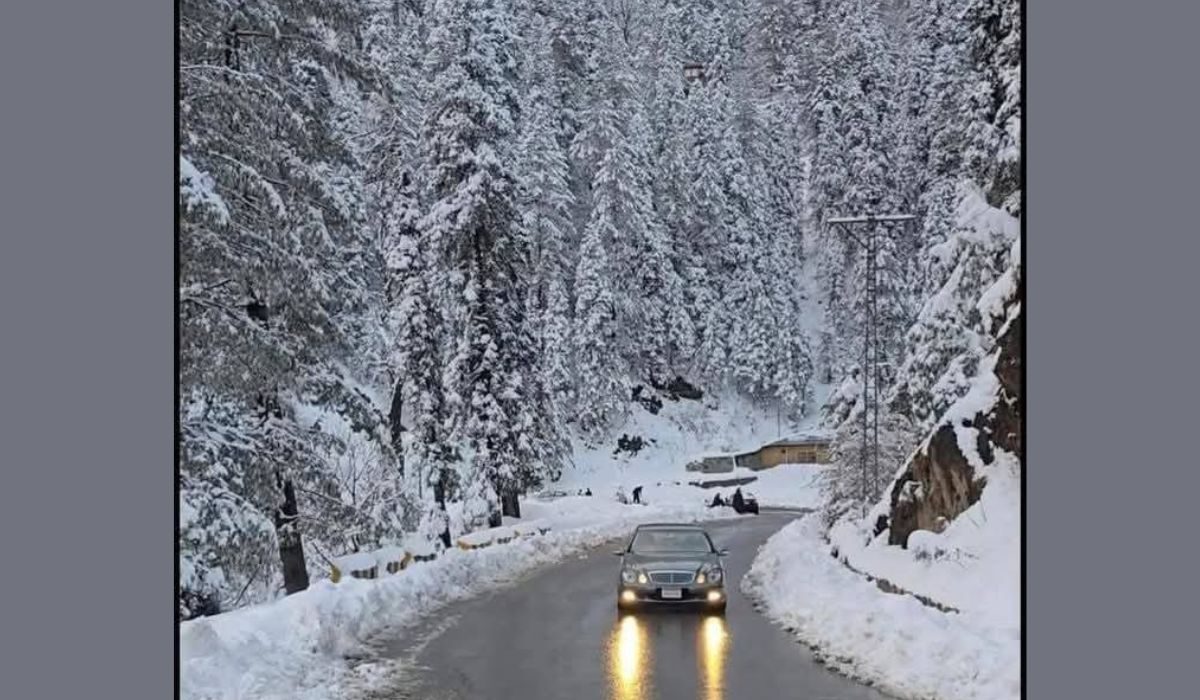 تیز ہواؤں کے ساتھ بارش پہاڑوں پر برفباری کا سلسلہ