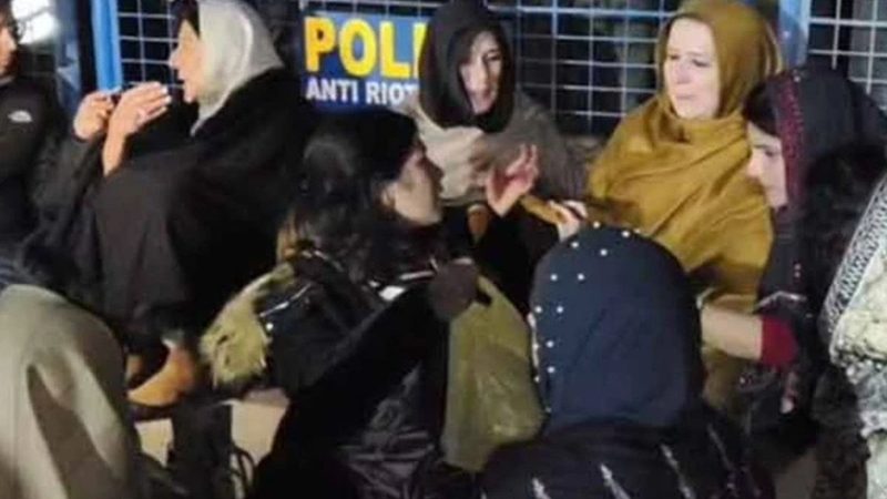 فیکٹری ناکہ پر پولیس آپریشن، بانی پی ٹی آئی کی بہنوں کا دھرنا ختم، کارکنان منتشر