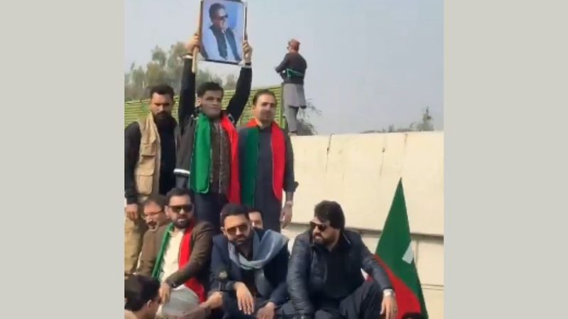 پی ٹی آئی کارکنان کا عمران خان کی رہائی کیلئےمارچ