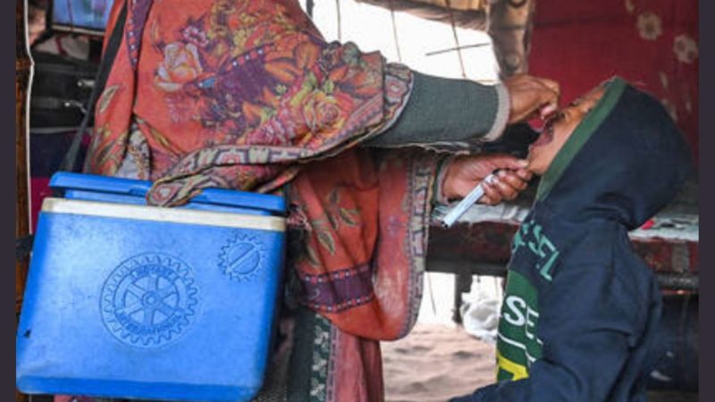 انسداد پولیو مہم کے دوران بچے کو پولیو سے بچاؤ کے قطرے پلائے جا رہے ہیں