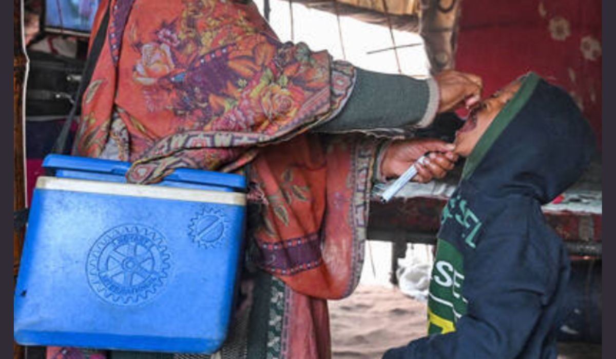 انسداد پولیو مہم کے دوران بچے کو پولیو سے بچاؤ کے قطرے پلائے جا رہے ہیں
