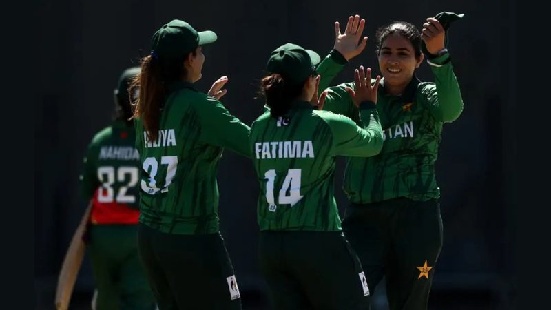 پاکستان ویمنز برانز میڈل جیتنے کے بعد کھلاڑیوں کی جشن مناتے ہوئے تصویر