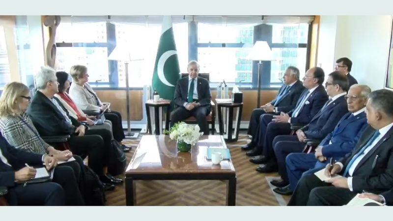 وزیراعظم شہباز شریف کی نیویارک میں آئی ایم ایف کی منیجنگ ڈائریکٹر کرسٹالینا جارجیوا سے ملاقات کی تصویر — شہباز آئی ایم ایف ملاقات کا لمحہ