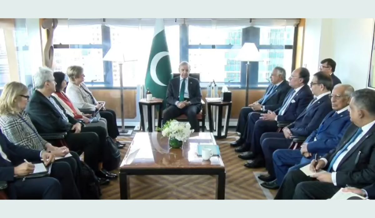 وزیراعظم شہباز شریف کی نیویارک میں آئی ایم ایف کی منیجنگ ڈائریکٹر کرسٹالینا جارجیوا سے ملاقات کی تصویر — شہباز آئی ایم ایف ملاقات کا لمحہ
