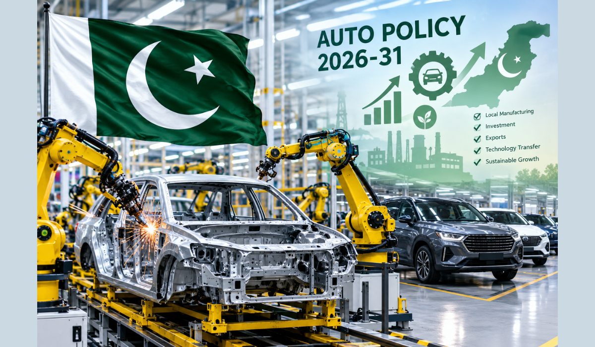 پاکستانی پرچم اور روبوٹک بازوؤں والی جدید کار اسمبلی لائن، جو آٹو پالیسی 2026-31 اور پاکستان کے آٹو سیکٹر کی اصلاحات کی عکاسی کرتی ہے