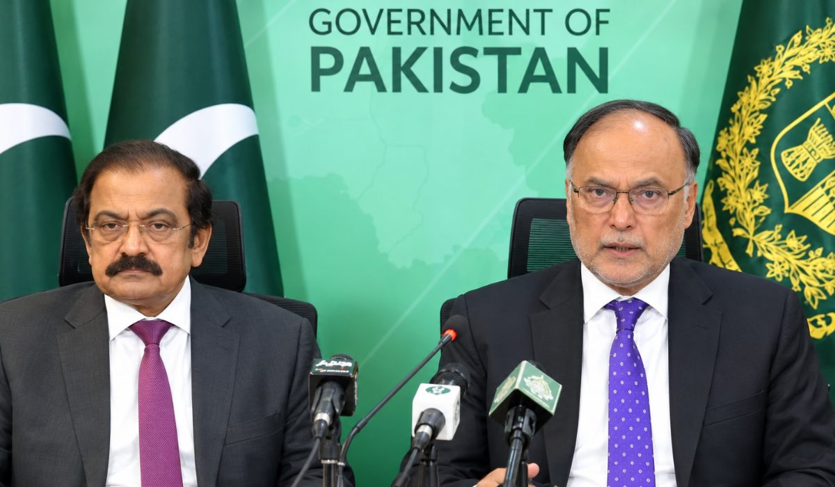 وفاقی وزیر احسن اقبال اور وزیراعظم کے مشیر رانا ثناء اللہ اسلام آباد میں پریس کانفرنس کرتے ہوئے، جس میں عالمی تیل کی قیمتوں اور معاشی صورت حال پر گفتگو کی گئی