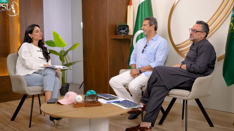 پی ایس ایل 12 کے ایچ بی ایل پی ایس ایل پوڈکاسٹ میں میزبان زینب عباس، وسیم اکرم اور پی سی بی سی ای او سیزن کی ونڈو اور سکسز ٹورنامنٹ پر گفتگو کرتے ہوئے