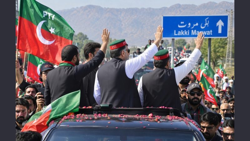 پی ٹی آئی لانگ مارچ کے آغاز سے قبل وزیراعلیٰ خیبرپختونخوا سہیل آفریدی کارکنوں اور قافلے کے ساتھ لکی مروت میں