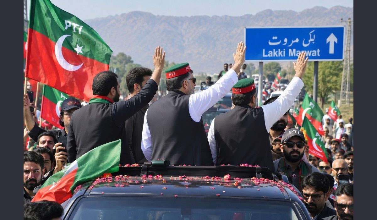 پی ٹی آئی لانگ مارچ کے آغاز سے قبل وزیراعلیٰ خیبرپختونخوا سہیل آفریدی کارکنوں اور قافلے کے ساتھ لکی مروت میں